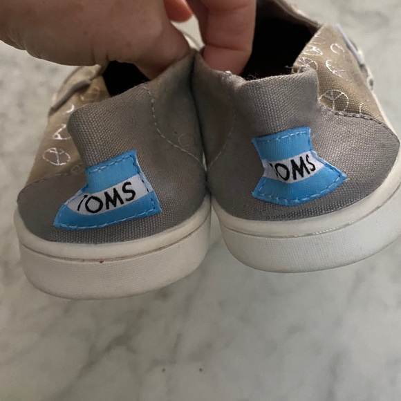 Toms - Picture 2 of 6